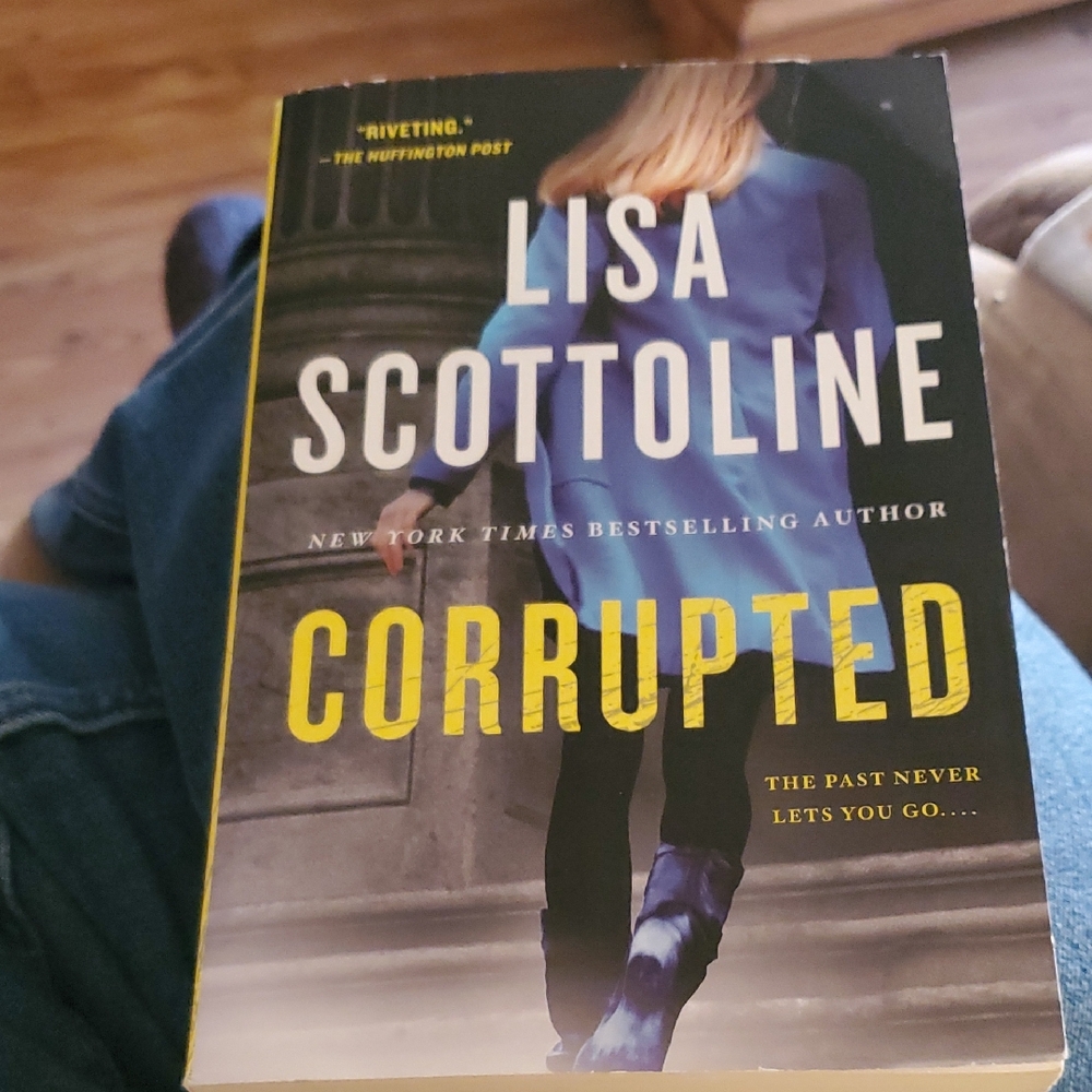 🎈Lisa Scottoline Blue and Yellow Coffee Table Book 'Corrupted'🎈